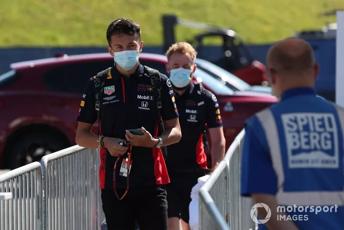Alex Albon, Red Bull Racing arrive sur le circuit
