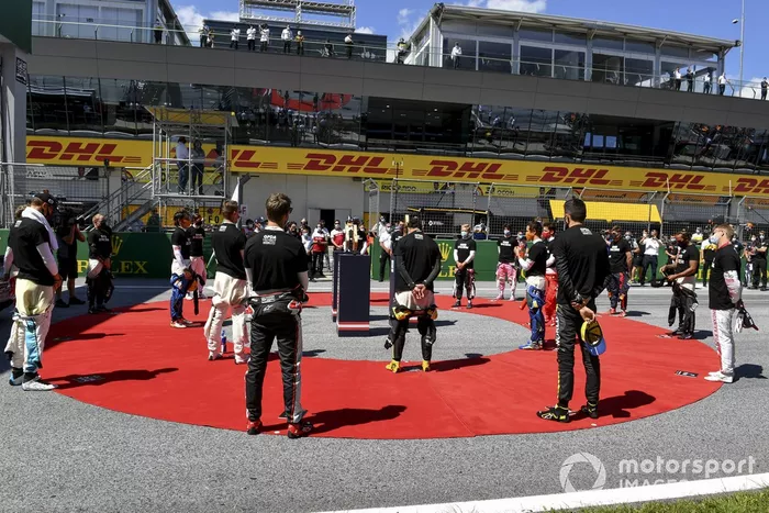Pilotos durante el himno