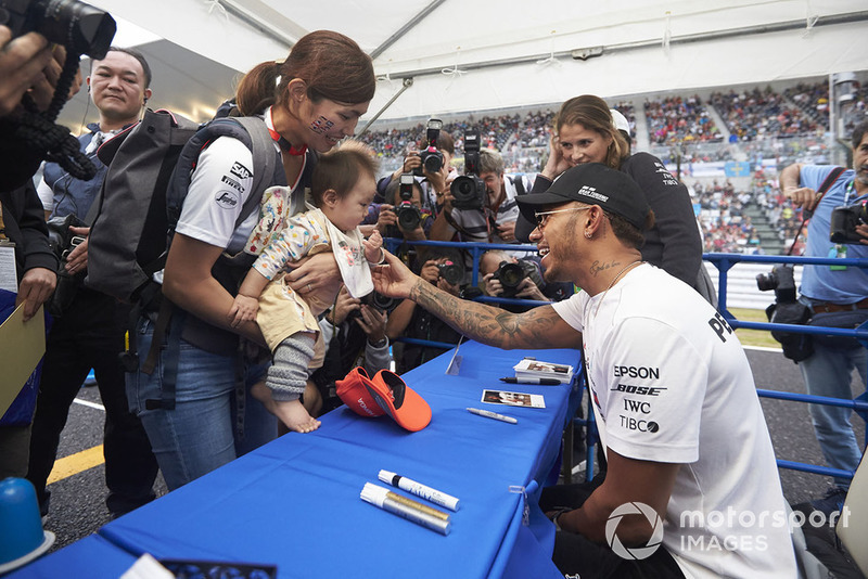 Lewis Hamilton, Mercedes AMG F1, meets a very young fan