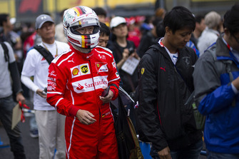 Un tifoso vestito da Sebastian Vettel, Ferrari