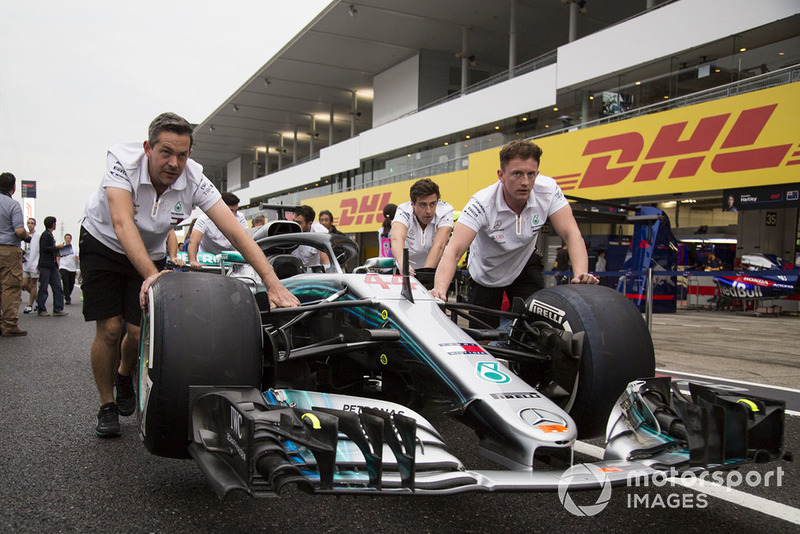 Les mécaniciens Mercedes AMG F1 avec la Mercedes-AMG F1 W09