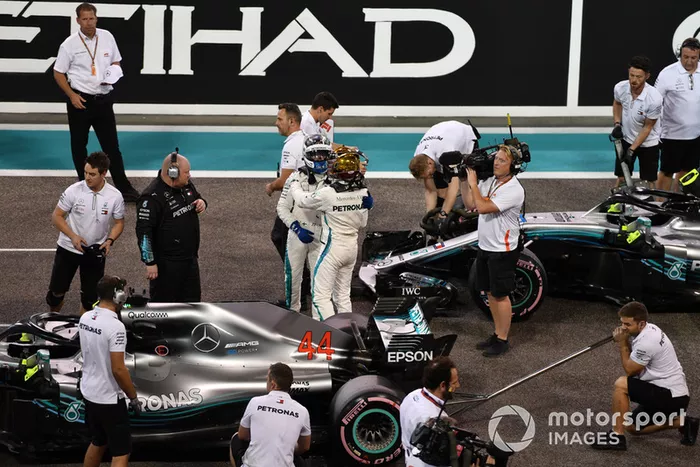 Pole sitter Lewis Hamilton, Mercedes-AMG F1 W09 celebrates in Parc Ferme with Valtteri Bottas, Mercedes AMG F1