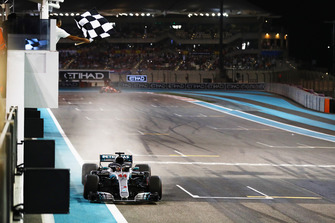 Lewis Hamilton, Mercedes AMG F1 W09 EQ Power+, passe sous le drapeau à damier devant Sebastian Vettel, Ferrari SF71H