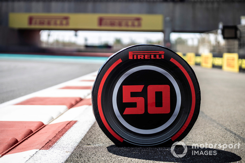Un marqueur de point de freinage en forme de pneu Pirelli