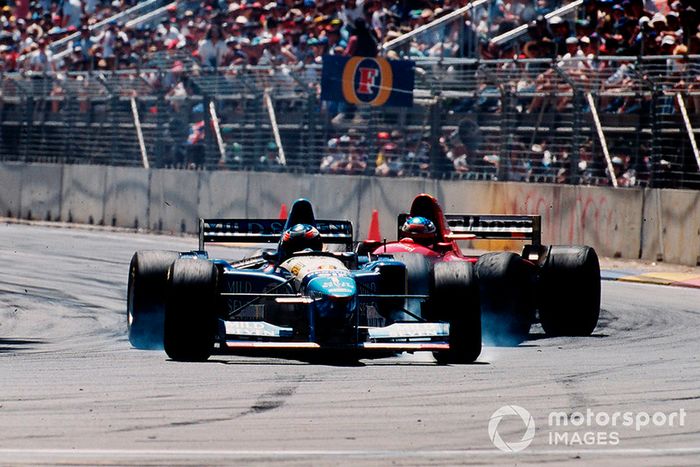 Michael Schumache, Benetton B195 Renault, Jean Alesi, Ferrari 412T2, después de la chocar