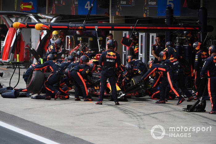 Max Verstappen, Red Bull Racing RB14 pit stop