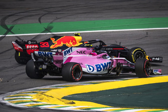 Le vainqueur Max Verstappen, Red Bull Racing RB14 percute Esteban Ocon, Racing Point Force India VJM11