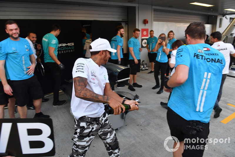 Ünneplés a garázs előt - Szocsi - Orosz Nagydíj - F1 2018