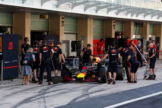 Pierre Gasly, Red Bull Racing RB14, si ferma nella sua piazzola box