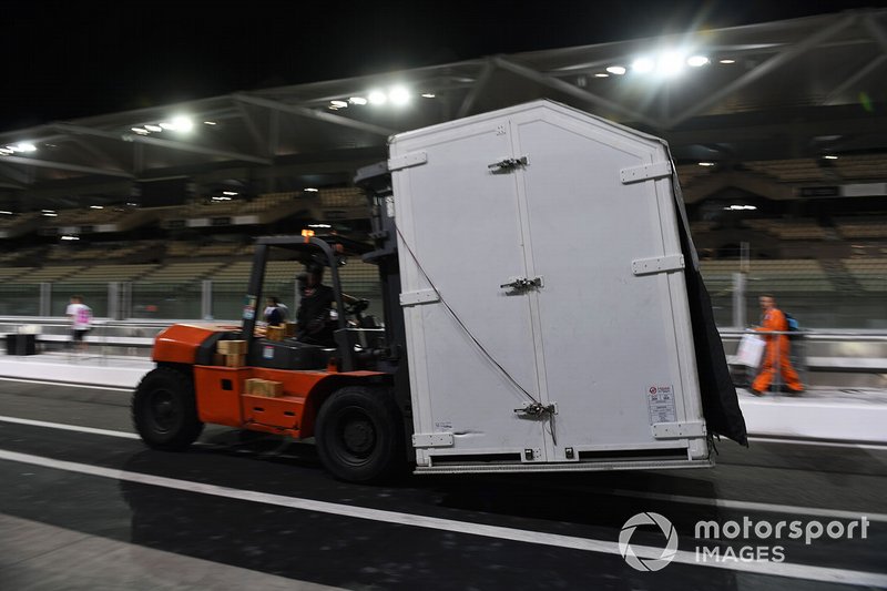 Un chariot élévateur et du fret