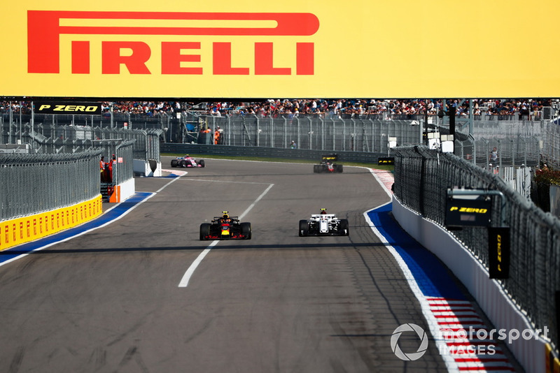 Max Verstappen, Red Bull Racing RB14, lidera a Charles Leclerc, Sauber C37
