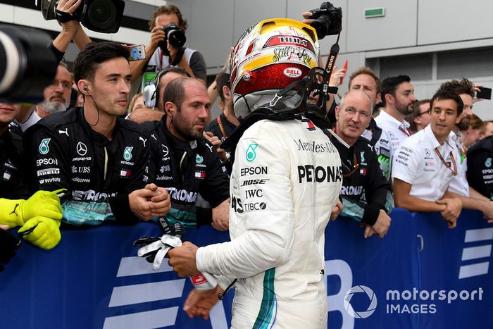 Lewis Hamilton, Mercedes AMG F1 con su mecánica en parc ferme
