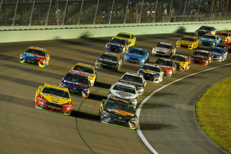 Joey Logano, Team Penske, Ford Fusion Shell Pennzoil and Martin Truex Jr., Furniture Row Racing, Toyota Camry Bass Pro Shops/5-hour ENERGY