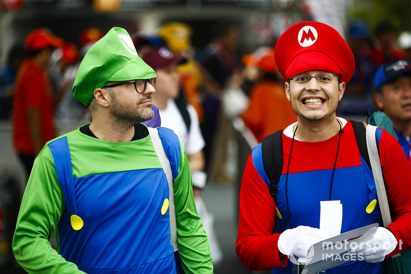 Fans dressed as Nintendo characters Mario and Luigi