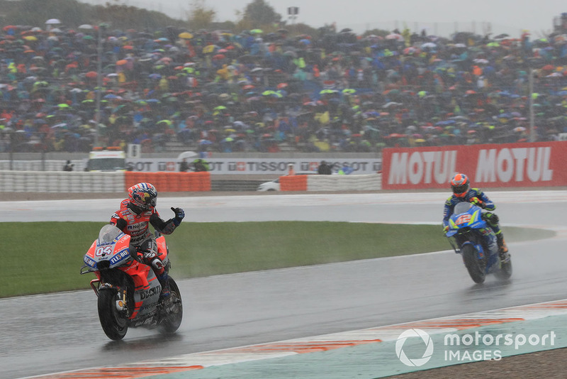 Переможець гонки Андреа Довіціозо, Ducati Team, друге місце Алекс Рінс, Team Suzuki MotoGP