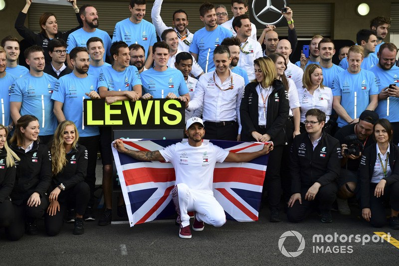 Lewis Hamilton, Mercedes AMG F1, festeggia con il suo team