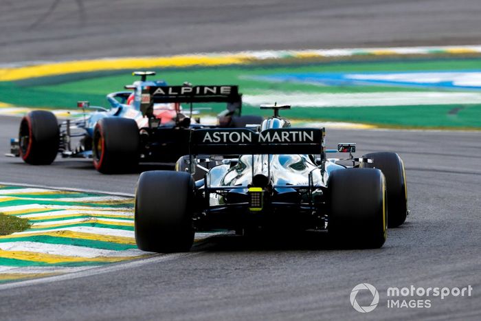 Esteban Ocon, Alpine A521, Sebastian Vettel, Aston Martin AMR21