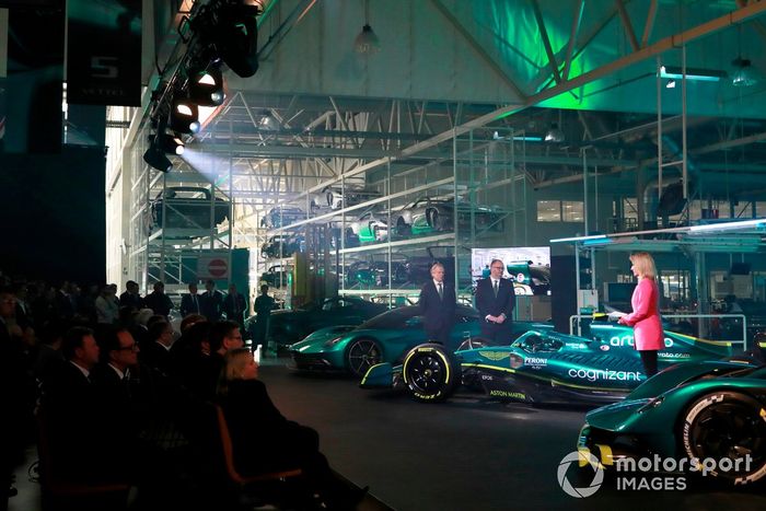 Andrew Green, director técnico de Aston Martin, y Tom McCullough, director de espectáculos de Aston Martin, hablan con Rachel Brookes en el escenario