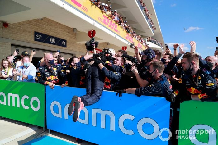 Max Verstappen, Red Bull Racing, 1ª posición, celebra con su equipo en el Parc Ferme 