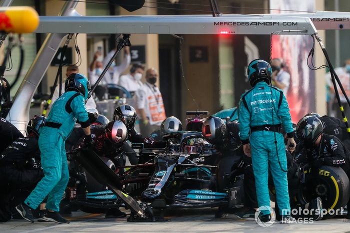 Lewis Hamilton, Mercedes W12, en boxes