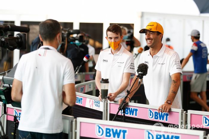 Daniel Ricciardo, McLaren, habla ante los medios