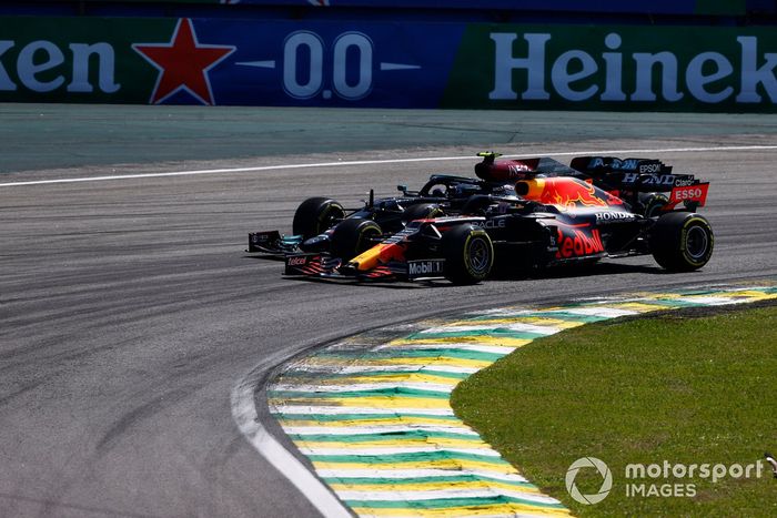 Max Verstappen, Red Bull Racing RB16B, lucha con Valtteri Bottas, Mercedes W12