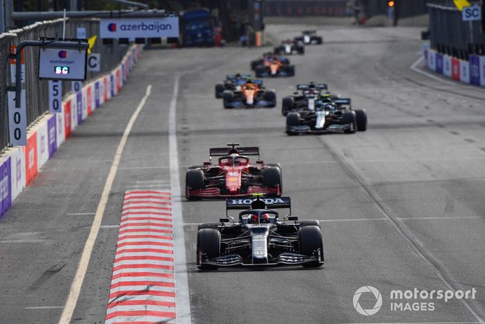 Pierre Gasly, AlphaTauri AT02, Charles Leclerc, Ferrari SF21, Sebastian Vettel, Aston Martin AMR21