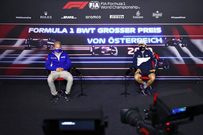 Nikita Mazepin, Haas F1, Yuki Tsunoda, AlphaTauri durante la conferencia de prensa