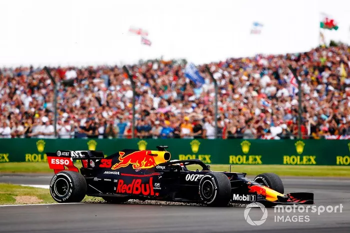 Max Verstappen, Red Bull Racing RB15, gira después del choque con Sebastian Vettel, Ferrari SF90