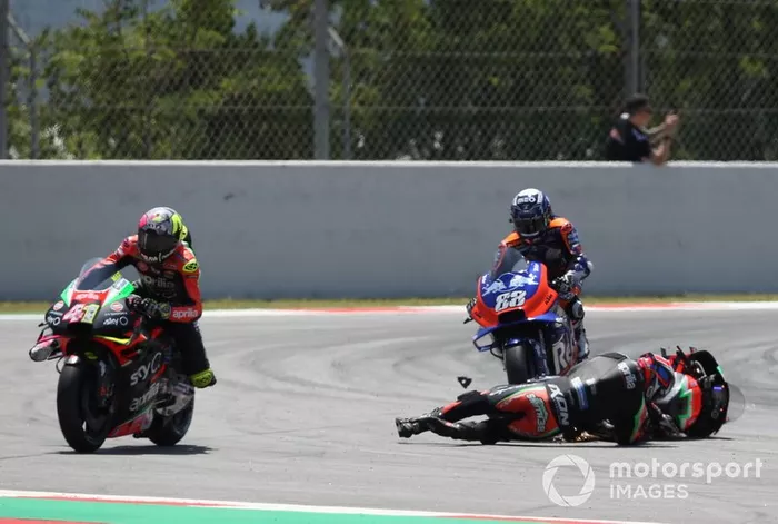 L'incidente di Bradley Smith, Aprilia Racing Team Gresini con Aleix Espargaro, Aprilia Racing Team Gresini