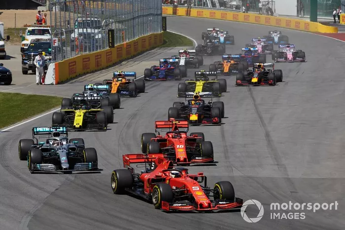 Sebastian Vettel, Ferrari SF90, precede Lewis Hamilton, Mercedes AMG F1 W10, Charles Leclerc, Ferrari SF90, Daniel Ricciardo, Renault R.S.19, Pierre Gasly, Red Bull Racing RB15, Valtteri Bottas, Mercedes AMG W10, Nico Hulkenberg, Renault R.S. 19,e il resto delle auto all'inizio della gara