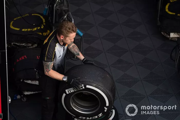 Técnicos pirelli trabajan en algunos neumáticos