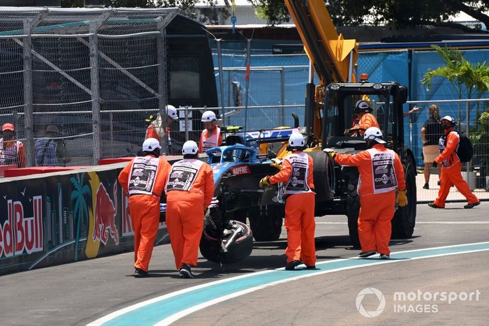 Los oficiales de pista retiran el coche dañado de Esteban Ocon, Alpine A522, tras un accidente