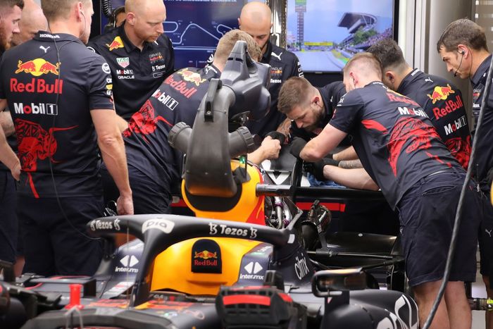 Los mecánicos trabajan en el DRS de Max Verstappen, Red Bull RB18