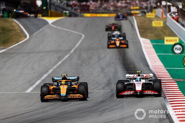 Lando Norris, McLaren MCL36, lucha con Mick Schumacher, Haas VF-22 