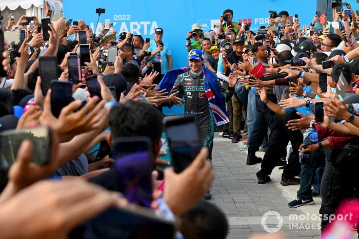 Mitch Evans, Jaguar Racing, 1ª posición, llega al podio