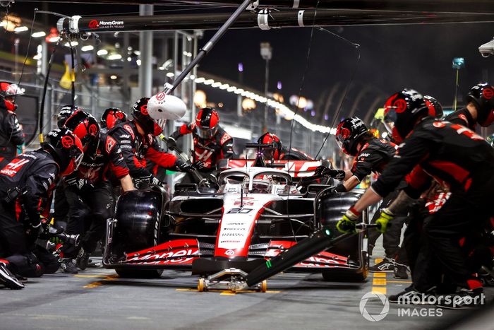 Kevin Magnussen, Haas VF-23, hace una parada en boxes