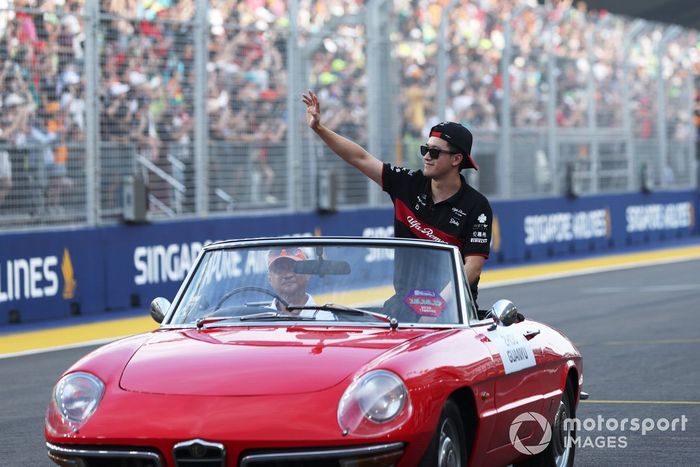 Zhou Guanyu, Alfa Romeo F1 Team durante el desfile de pilotos