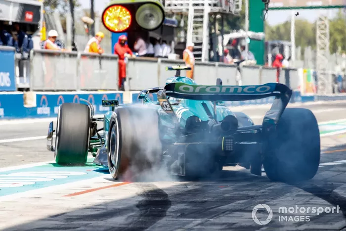 Fernando Alonso, Aston Martin AMR23, sale de su box