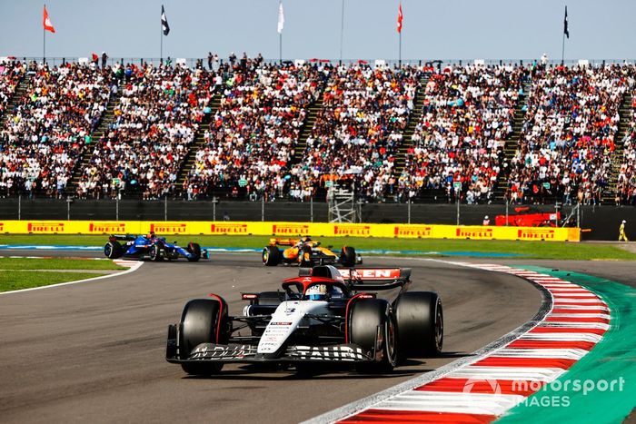 Daniel Ricciardo, AlphaTauri AT04, Oscar Piastri, McLaren MCL60, Alex Albon, Williams FW45