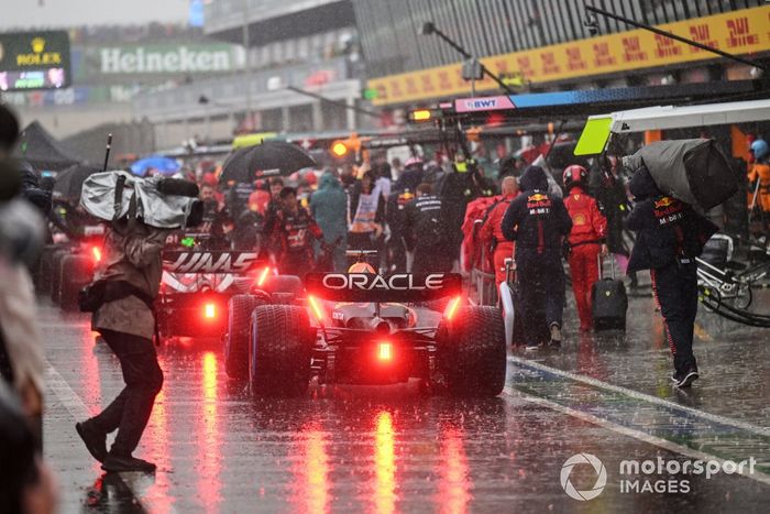 Max Verstappen, Red Bull Racing RB19, en boxes durante la parada con bandera roja.