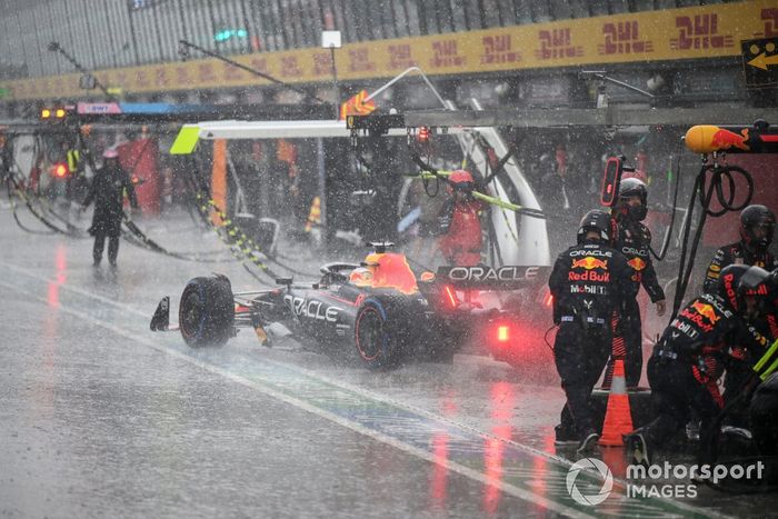 Max Verstappen, Red Bull Racing RB19, hace una parada en boxes