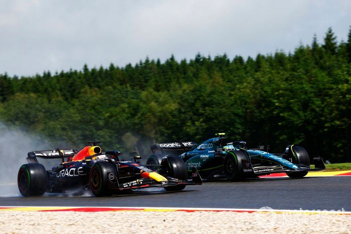 Fernando Alonso, Aston Martin AMR23, junto a Max Verstappen, Red Bull Racing RB19