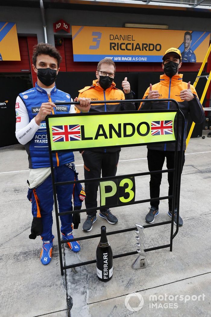 Lando Norris, McLaren, tercera posición, Andreas Seidl, director del equipo McLaren, y el equipo McLaren celebran