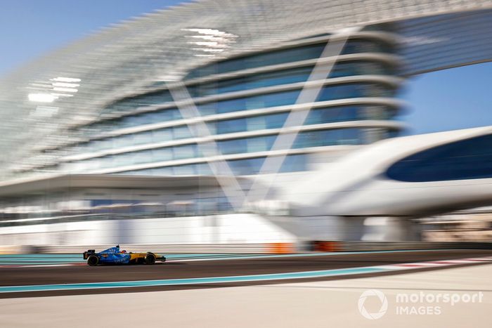 Fernando Alonso pilota el Renault R25 con el que ganó el mundial de F1 en 2005