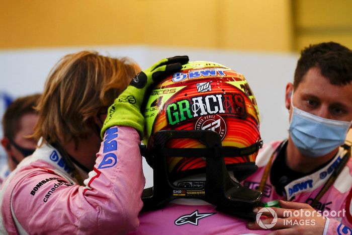 Sergio Pérez, de Racing Point, con sus mecánicos después de retirarse de la carrera