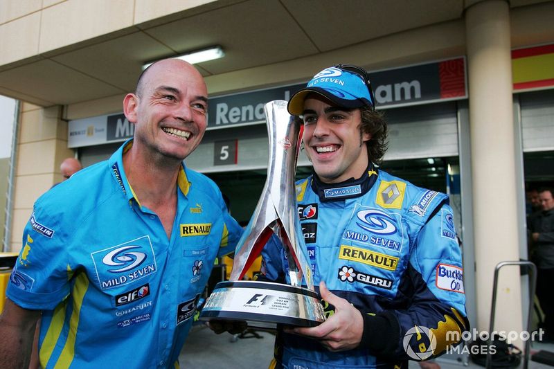 Fernando Alonso, celebra la victoria con Steve, de Renault