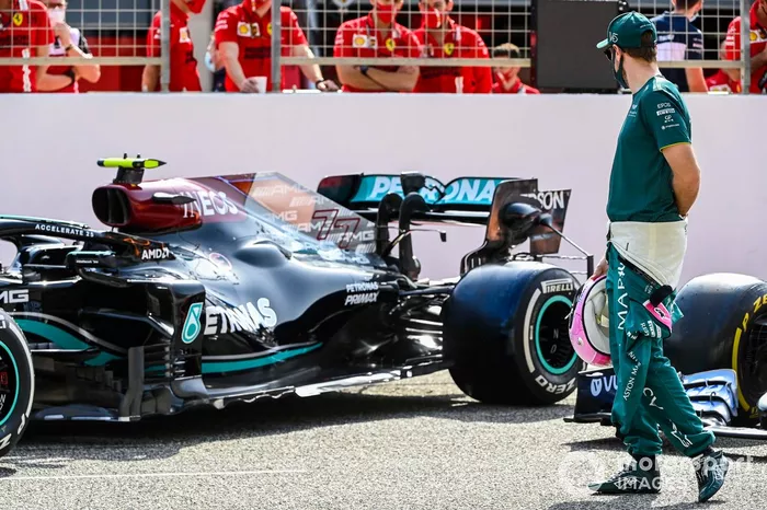 Sebastian Vettel, Aston Martin, osserva l'auto di Valtteri Bottas, Mercedes W12 