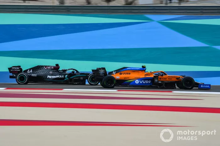 Lando Norris, McLaren MCL35, y Lewis Hamilton, Mercedes F1 W11 