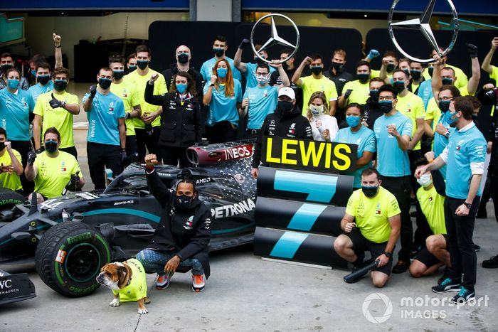 Lewis Hamilton, Mercedes-AMG F1 y el equipo de Mercedes celebran después de haber conseguido el séptimo título del campeonato mundial de pilotos